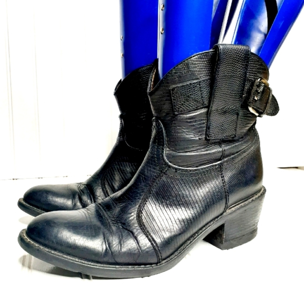 Janet & Janet Black Leather Ankle Boots E310